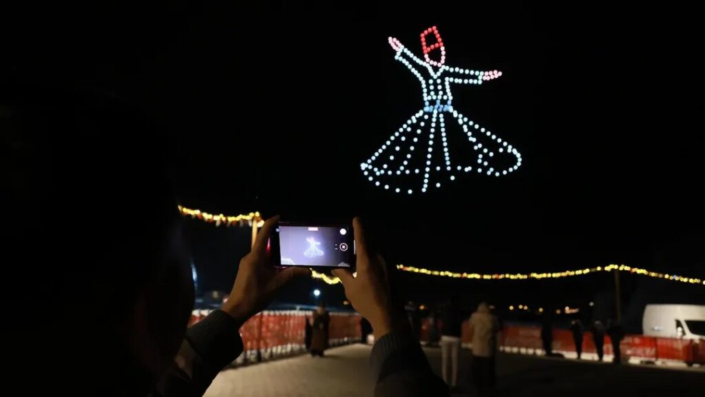 Kapadokya’da gece gökyüzünde drone ışık gösterisi