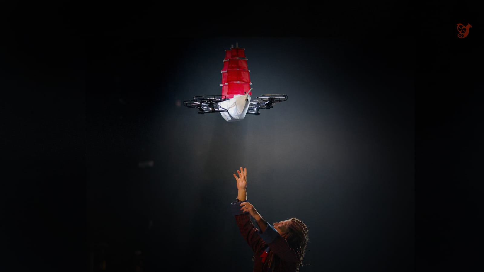 Sahnenin üzerinde kırmızı yelkenli uçan gemi biçimli özel tasarım drone