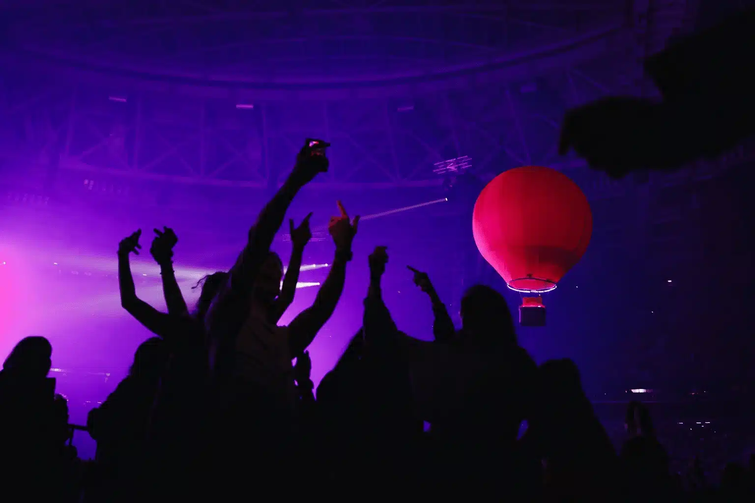 Arena konserinde sıcak hava balonu biçiminde zeplin, 2026