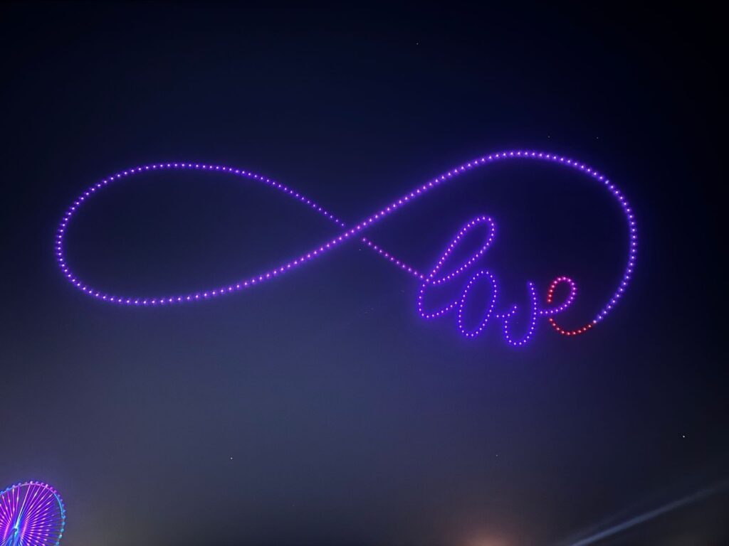 Gökyüzünde drone’larla çizilen sonsuzluk işareti ve “love” yazısı
