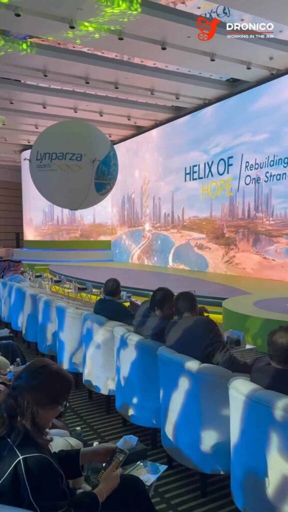 Tıp konferansında iç mekân drone gösterisi ve markalı zeplinler, Riyad, 2024