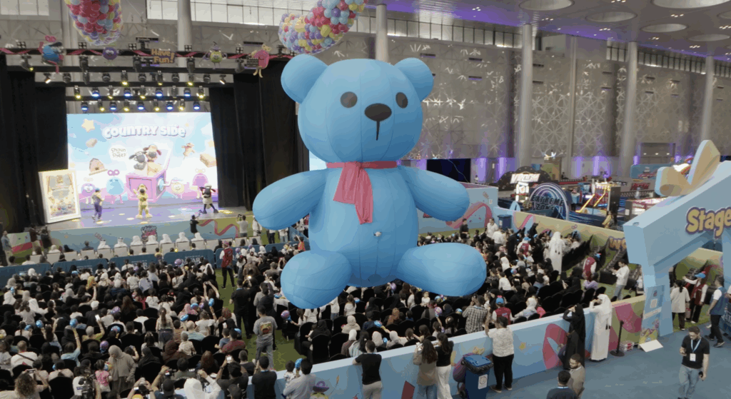 Qatar Toy Festival’de dev oyuncak ayı zeplini, Doha, 2025