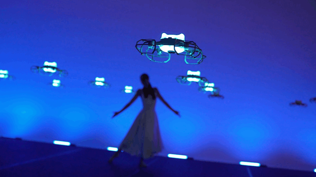 Dansçıyla drone gösterisi